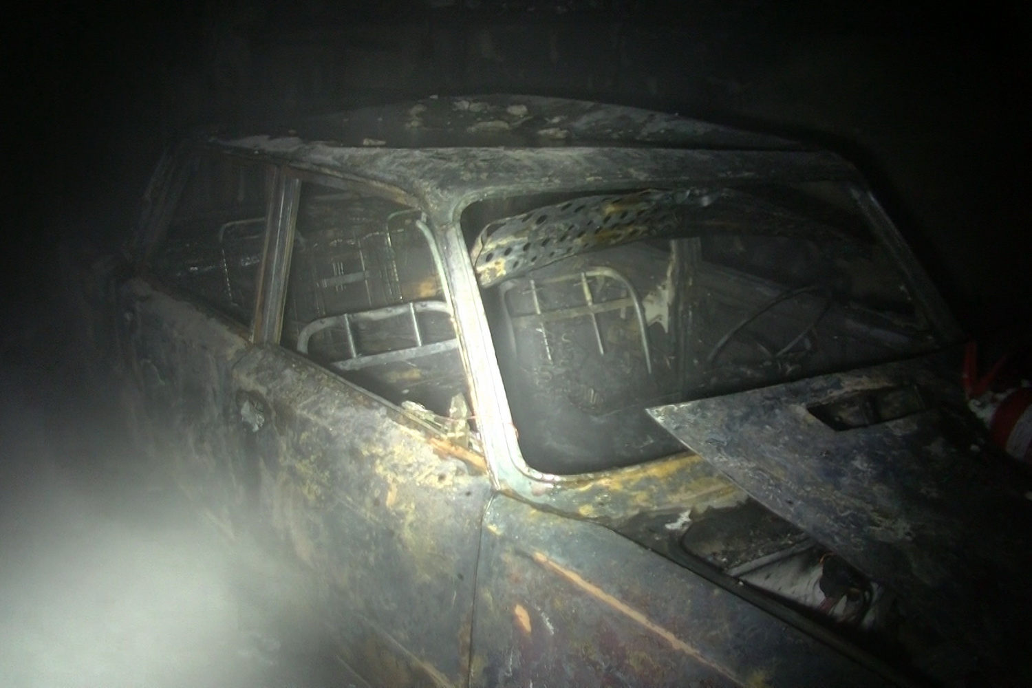 На ХТЗ сгорел автомобиль в гараже, есть пострадавший (фото)