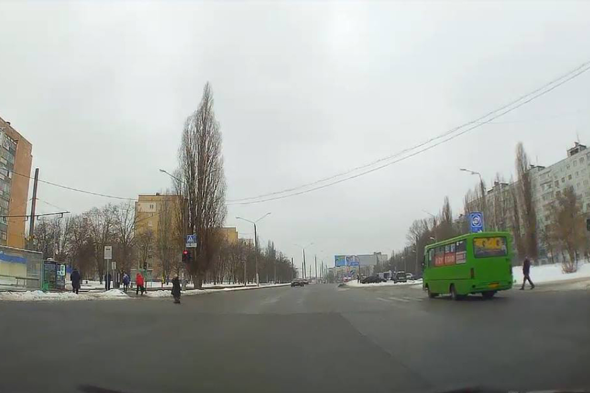На Салтовке водитель маршрутки проехал "зебру" на красный (фото, видео)