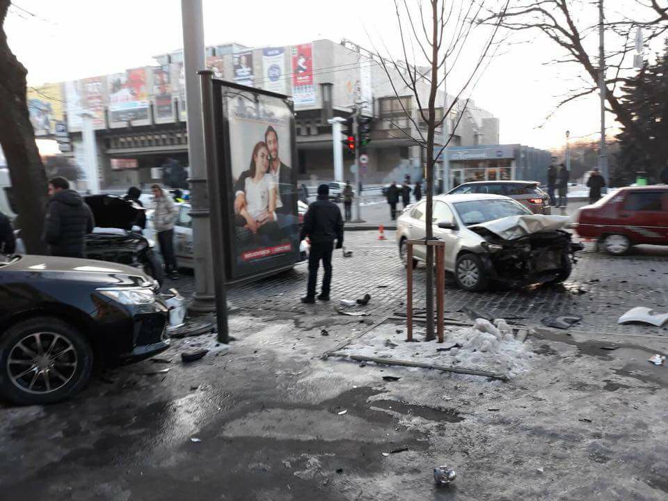 В Сети появилось еще одно видео крупной аварии на Сумской
