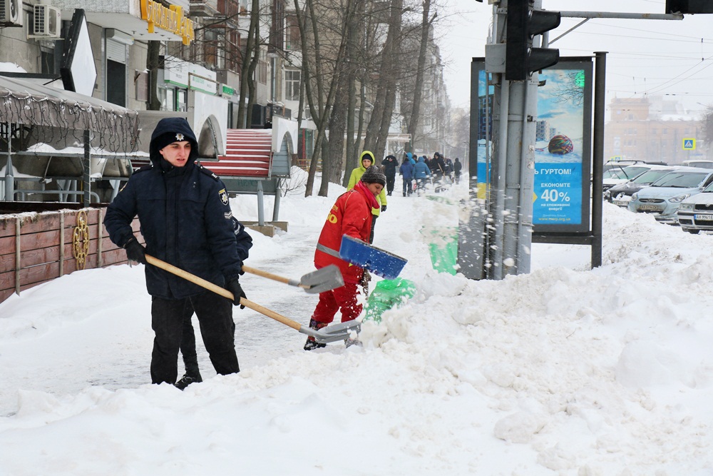 В Харькове к расчистке улиц привлекли курсантов (фото)