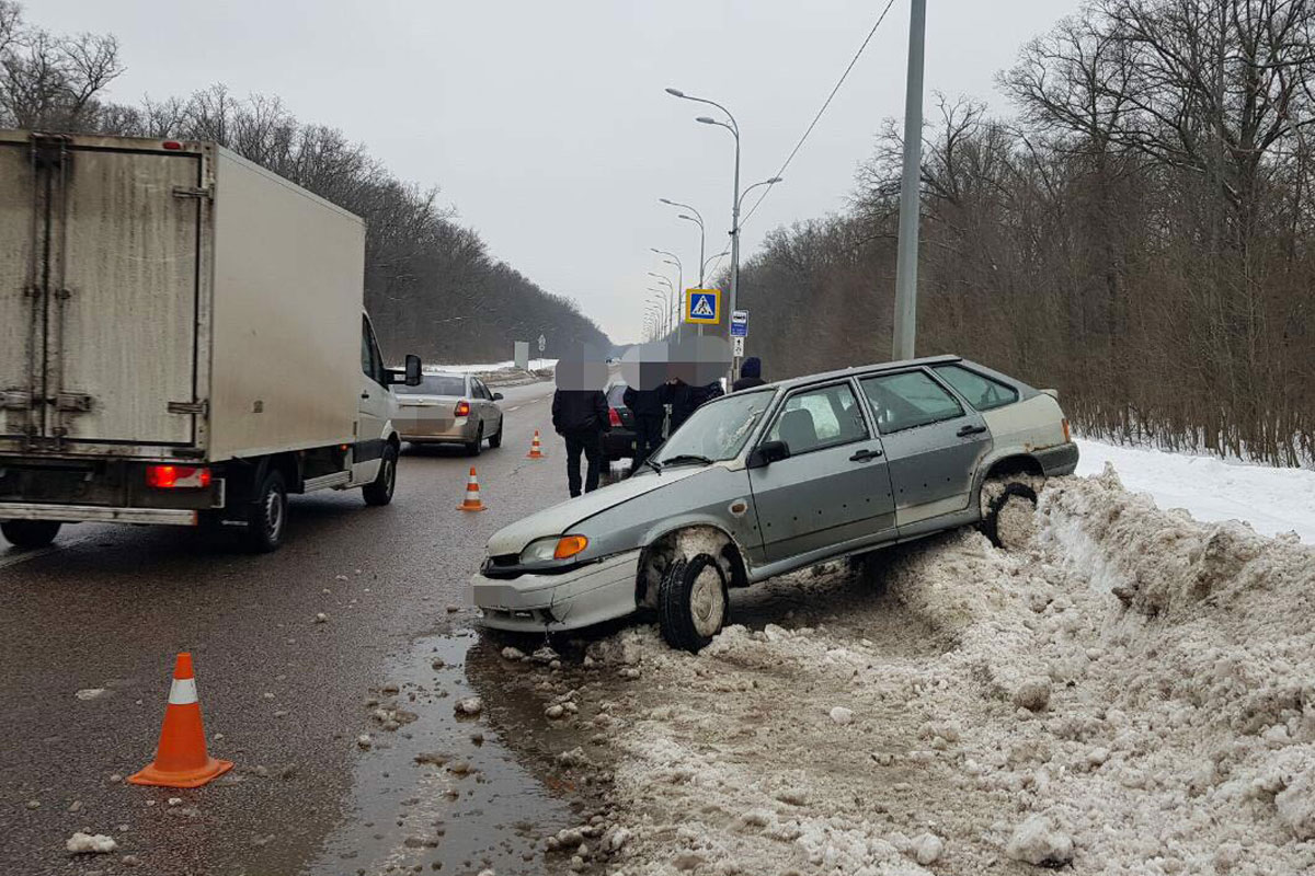 На Белгородском шоссе машина вылетела на обочину (фото)