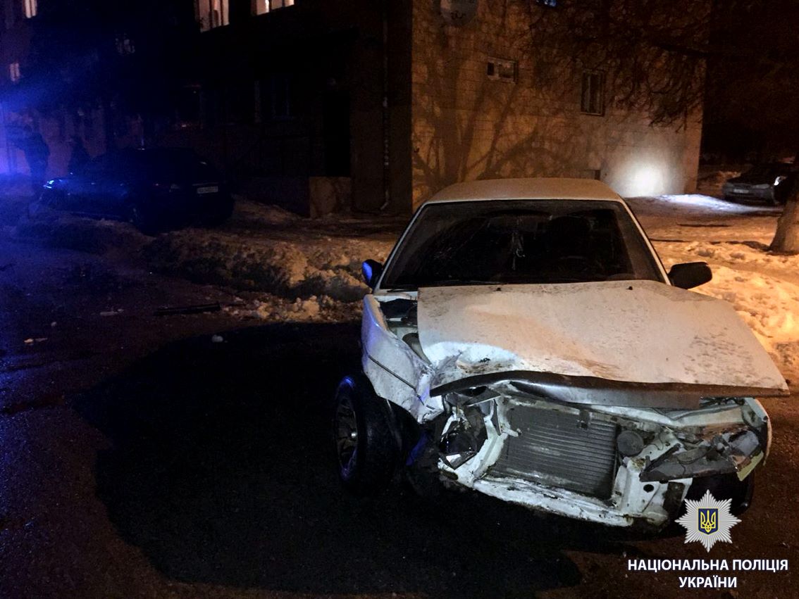 На Алексеевке столкнувшиеся автомобили сбили молодую пару (фото)