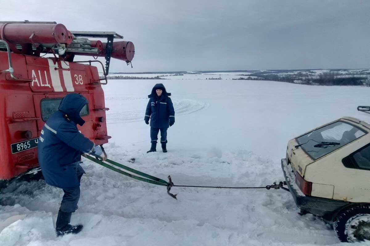 Под Харьковом люди попали в снежную ловушку