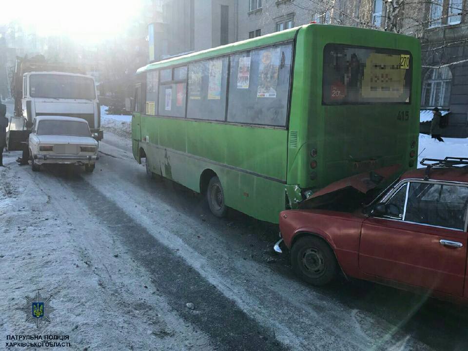 В Харькове столкнулись маршрутка, грузовик и две машины (фото)