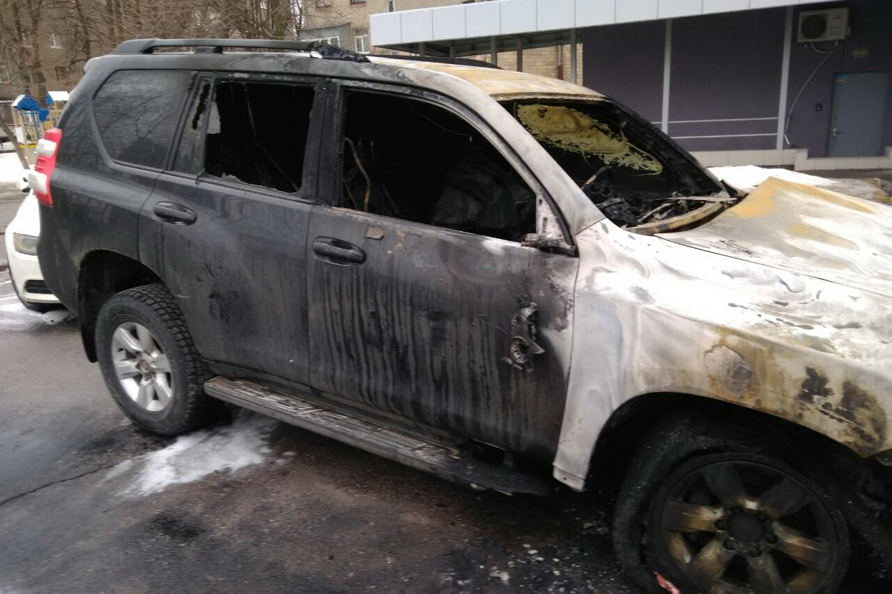 В центре Харькова сгорел элитный внедорожник (фото)