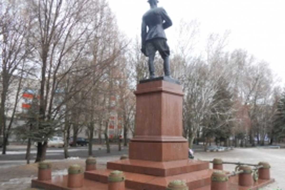 Под Харьковом повредили памятник советскому генералу