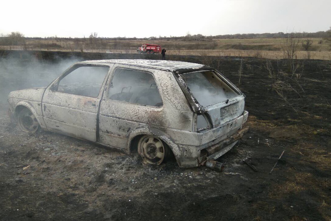 Под Харьковом сгорела машина (фото)