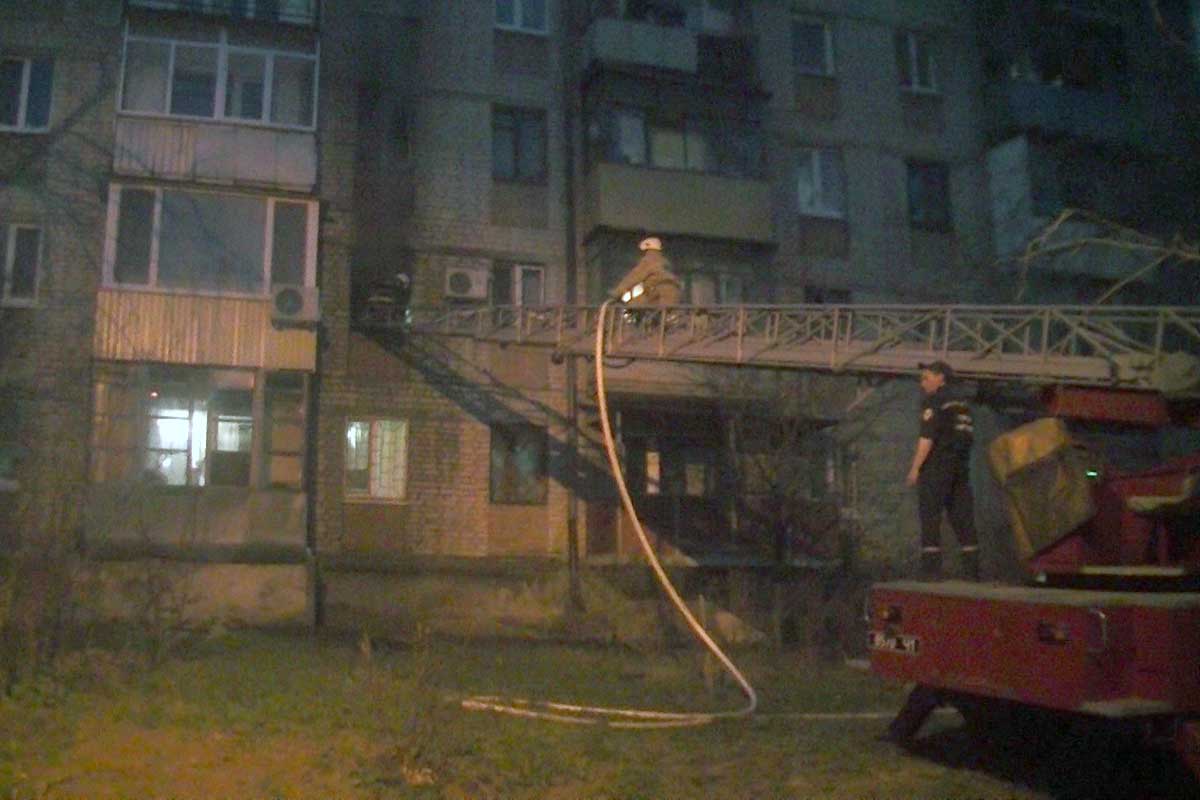 В Харькове загорелась многоэтажка, людей эвакуировали в противогазах
