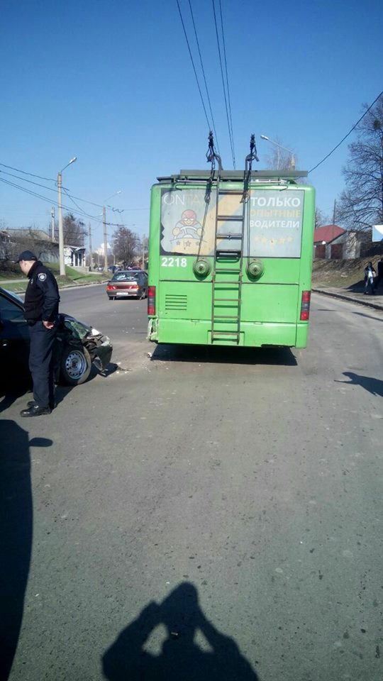 На ХТЗ машина врезалась в троллейбус (фото)