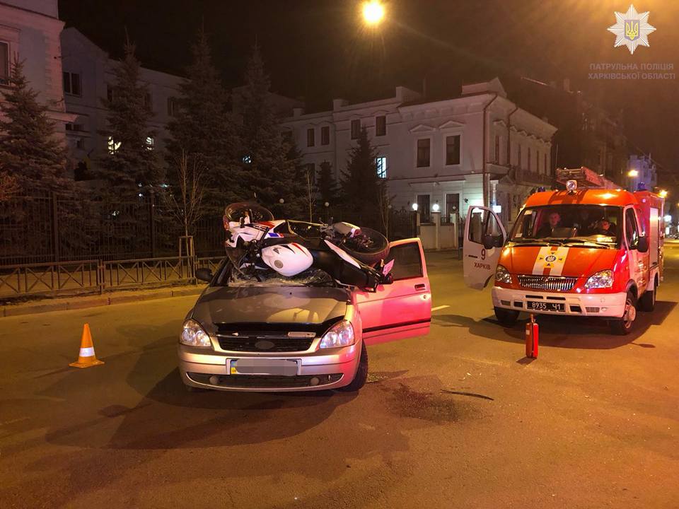 ДТП на Пушкинской: мотоцикл взлетел на автомобиль, есть пострадавшие (фото)
