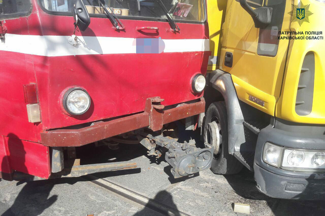 В Харькове столкнулись трамвай и грузовик (фото)