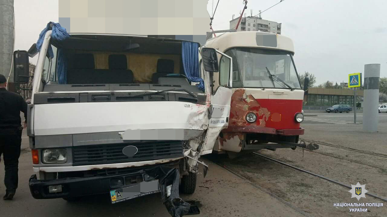 В Харькове столкнулись трамвай и грузовик, есть пострадавшие (фото)