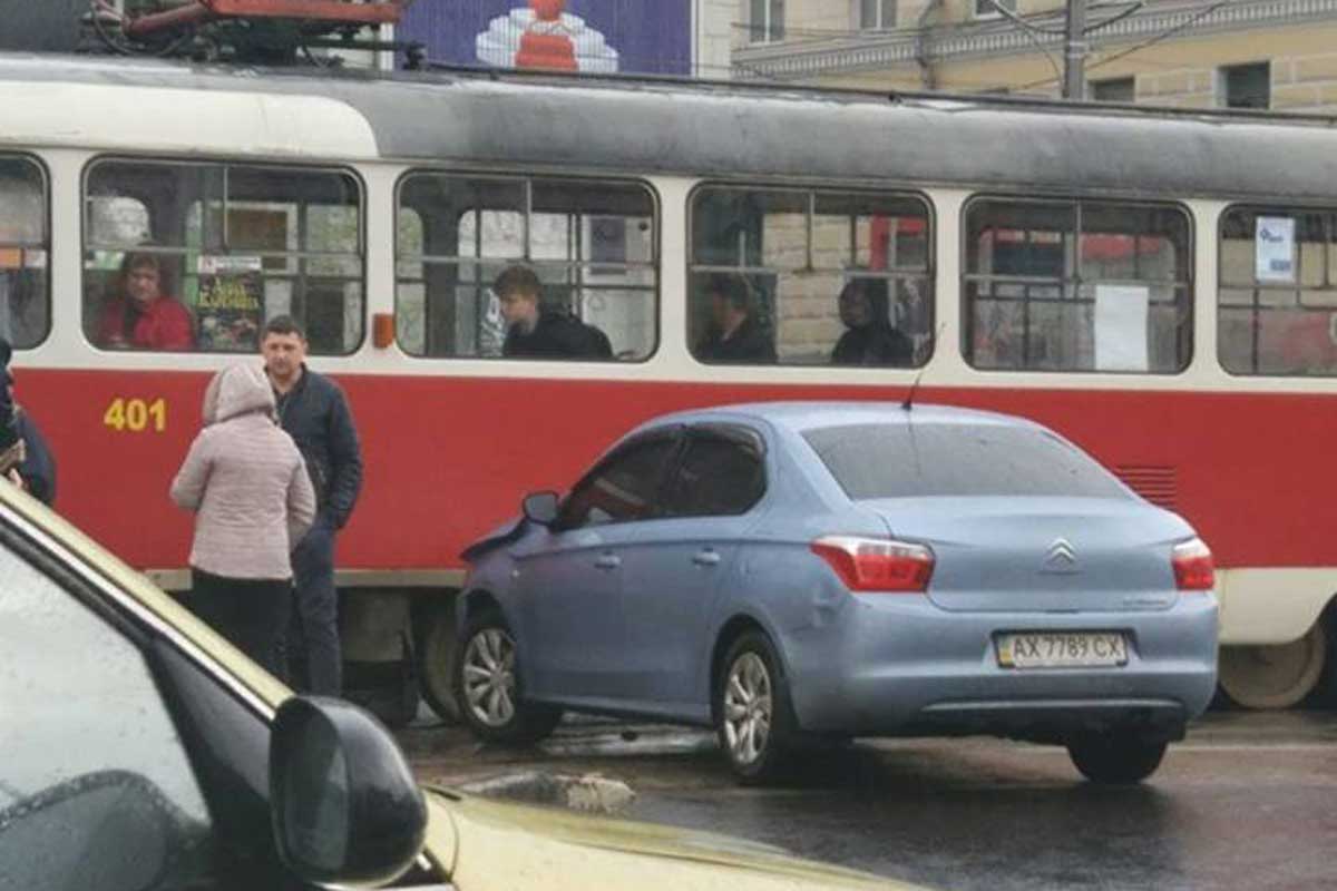 В центре трамвай попал в ДТП (фото)