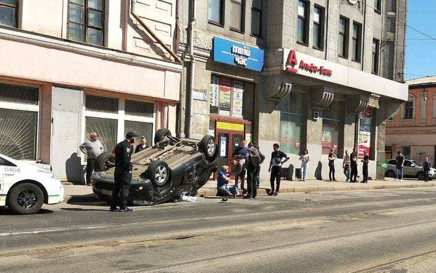 В Харькове перевернулась машина (фото)