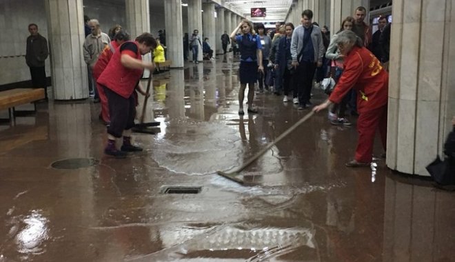 В Харькове затопило станцию метро (фото)