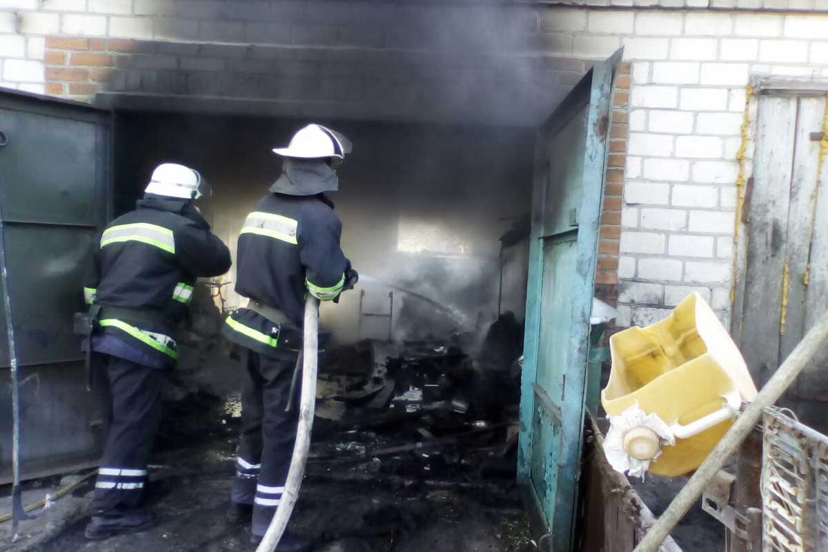 Под Харьковом сгорел автомобиль, есть пострадавший