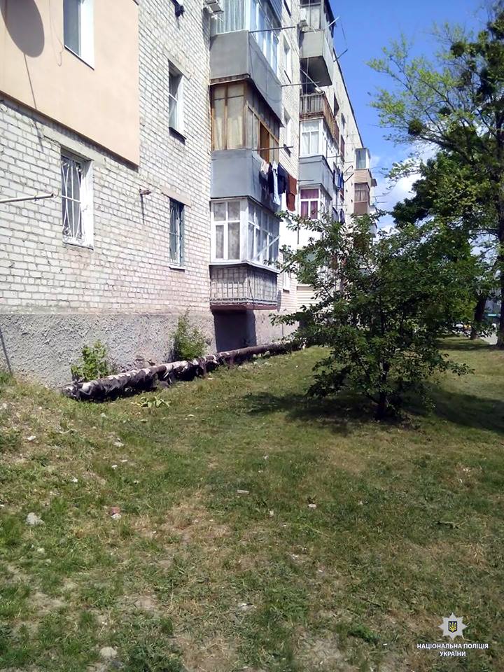 Под Харьковом из окна пятого этажа выпал ребенок