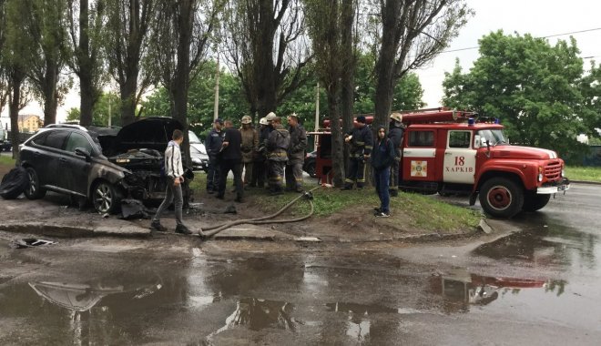 В Харькове сгорел Lexus (фото)