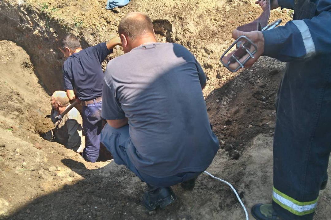 Под Харьковом спасли мужчину, которого по грудь засыпало землей