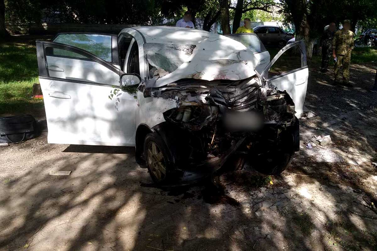Машина врезалась в дерево, погиб харьковчанин