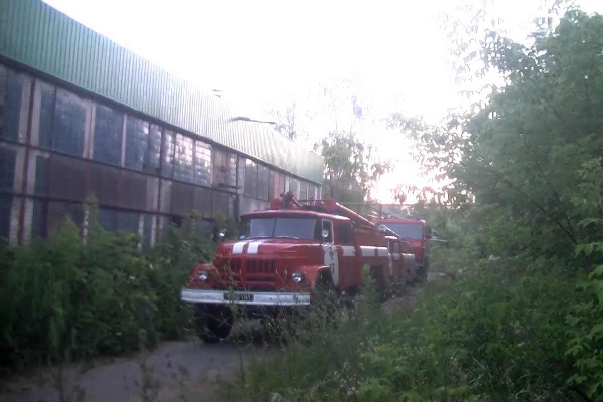 Под Харьковом горел завод, есть погибший (фото)