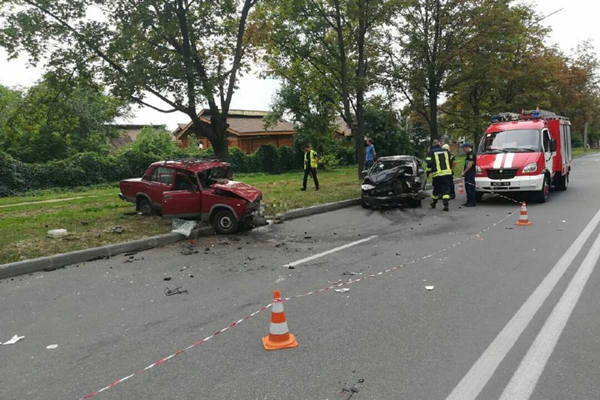 Авария на Салтовке: двое пострадавших (фото)