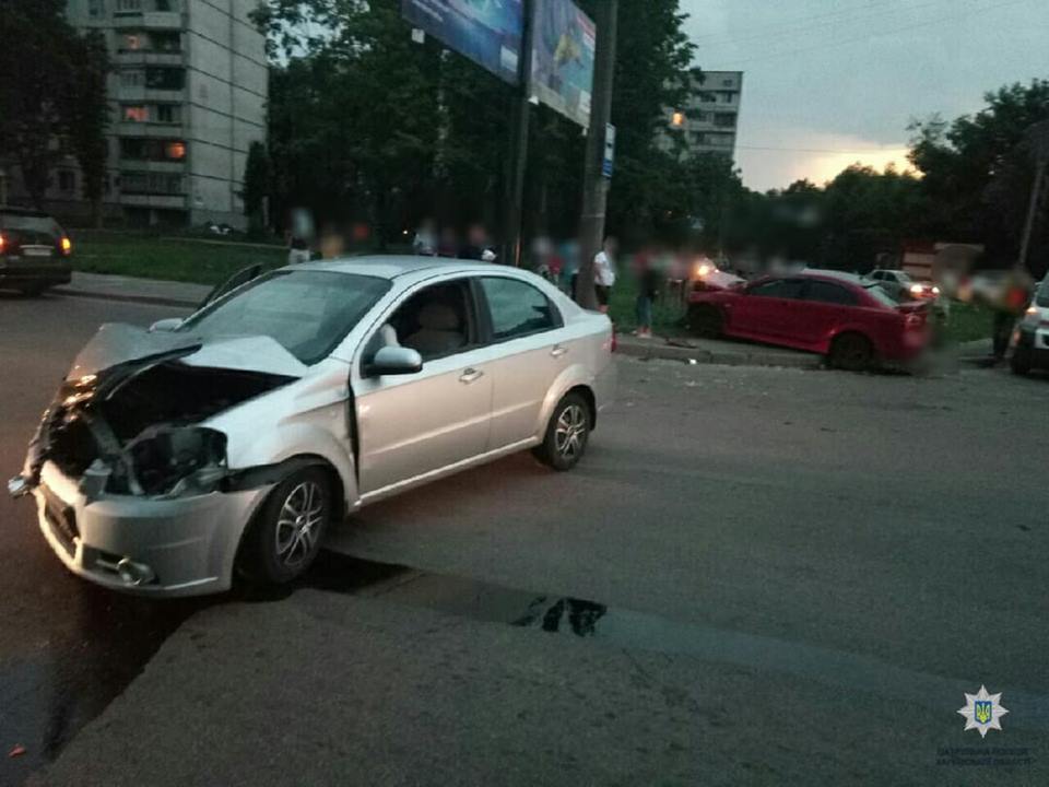Авария на Салтовке: есть пострадавшие (фото)