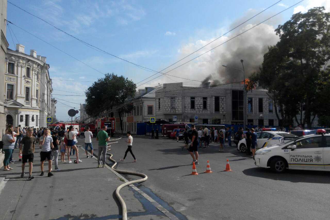 Появилось видео крупного пожара в центре Харькова