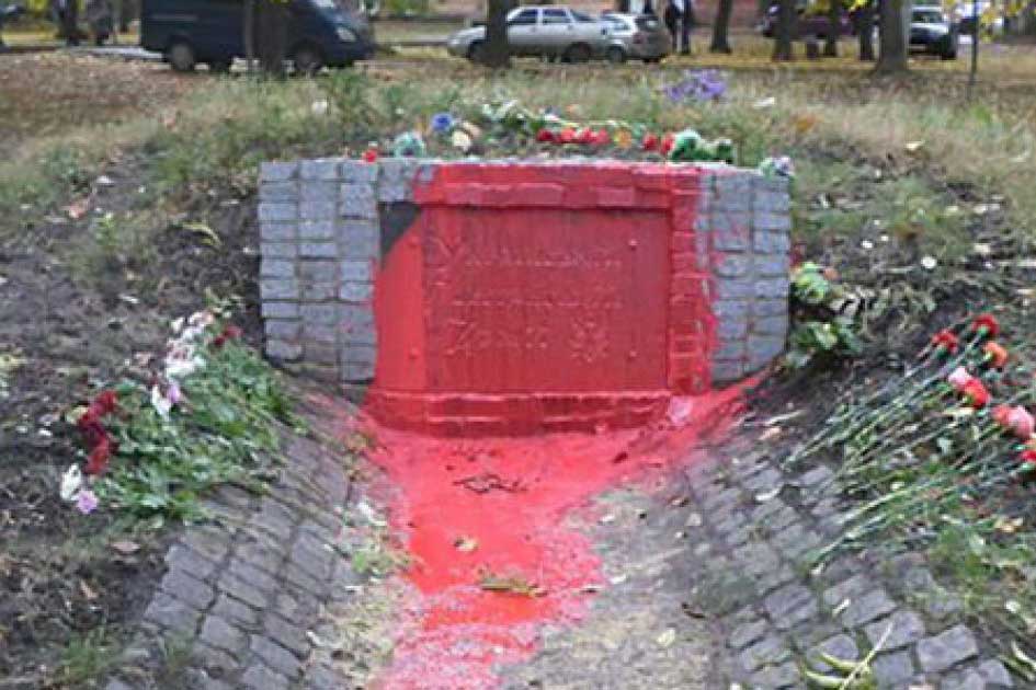 В Харькове вандалы опять повредили памятник УПА (фото)
