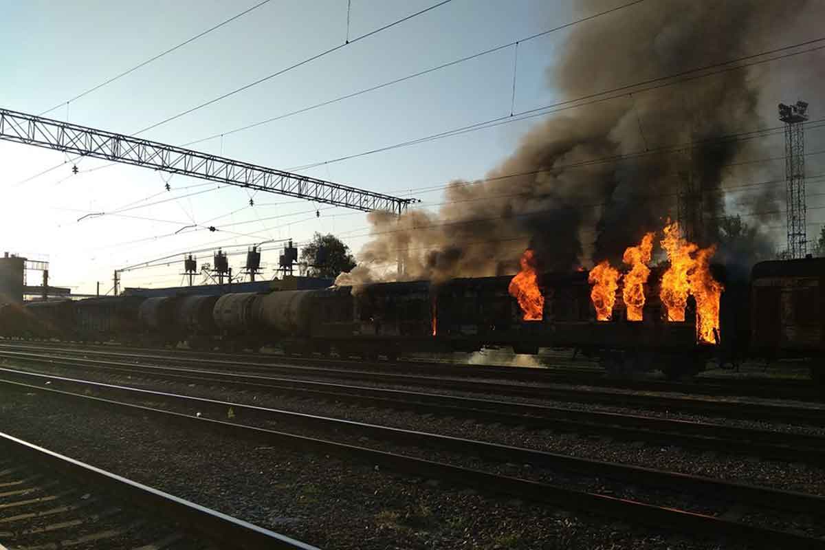 Под Харьковом загорелся вагон (фото, видео, дополнено)