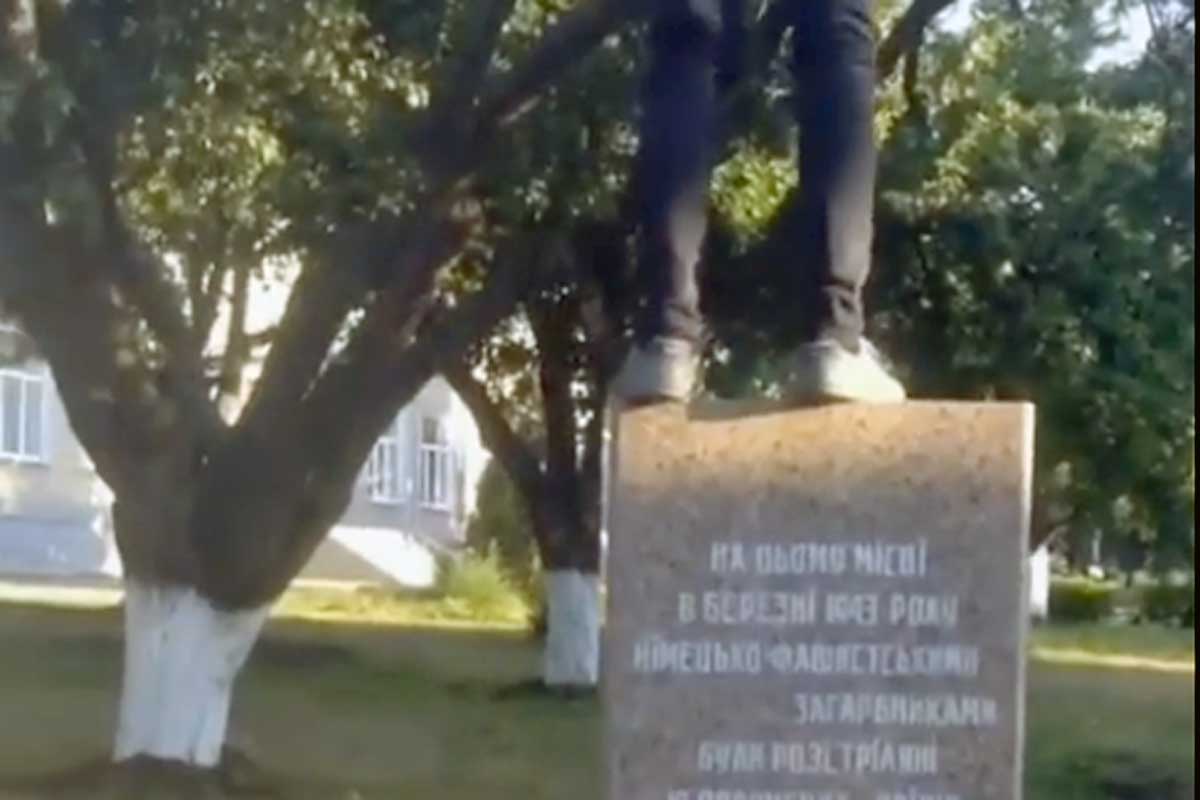 Ученик харьковской школы надругался над военным памятником (видео)