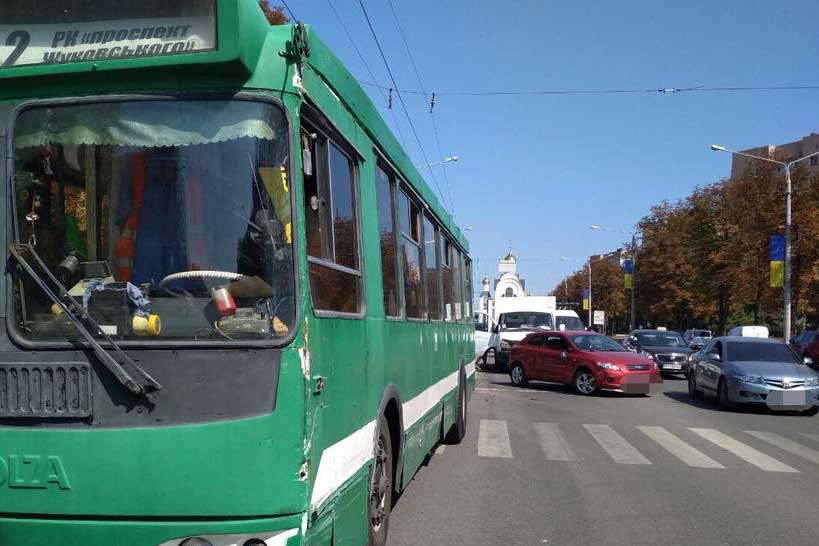 ДТП с троллейбусом: пострадали три автомобиля