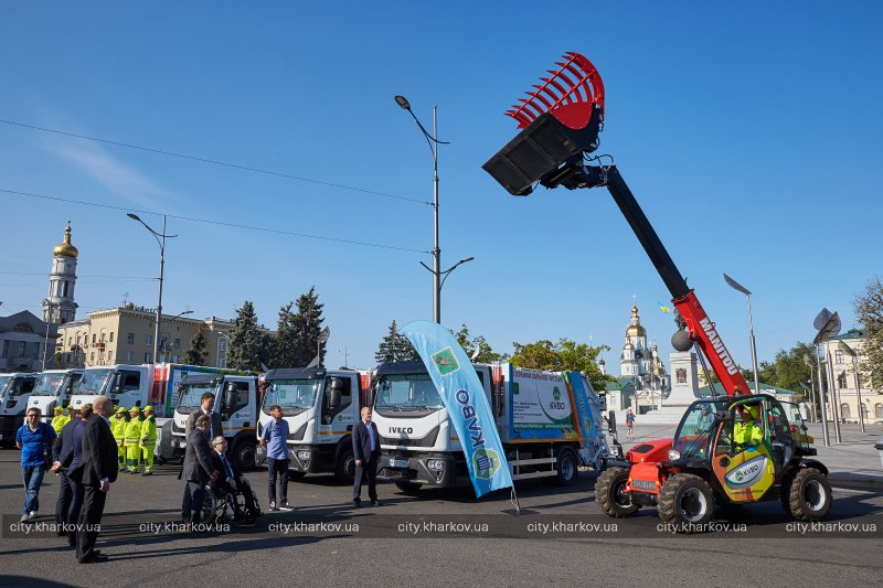 Харьков закупил новые мусоровозы (фото)