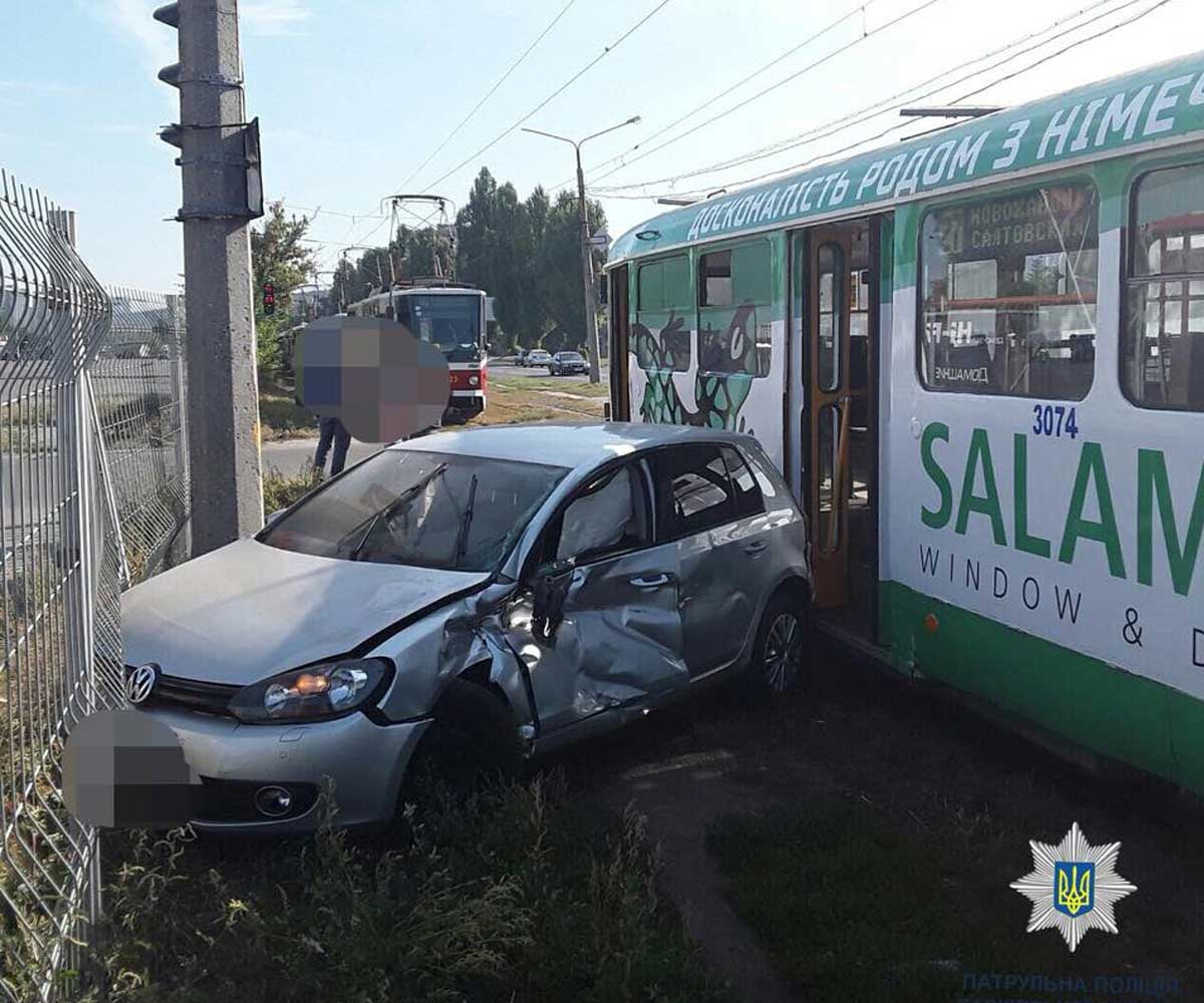 На Салтовке столкнулись Volkswagen и трамвай (фото)