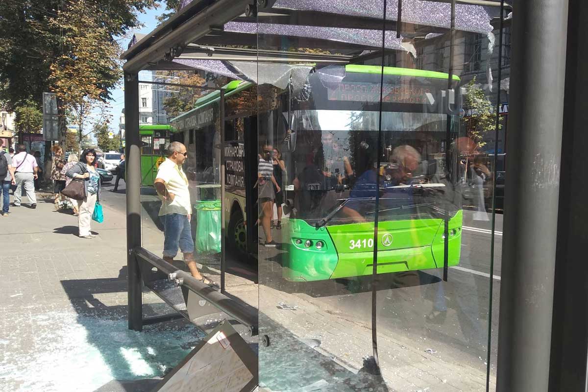 В Сети появилось видео того, как троллейбус врезался в остановку