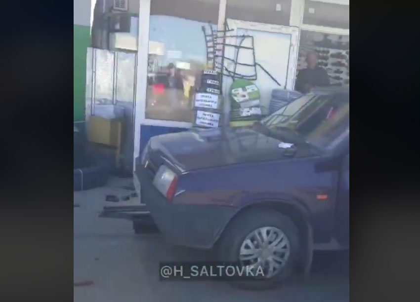 На Салтовке машина влетела в магазин (видео)