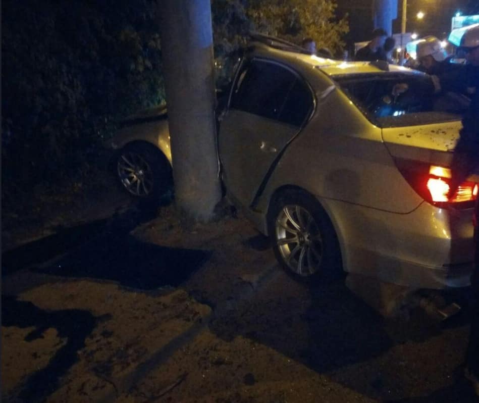 В Харькове машина влетела в столб (фото)