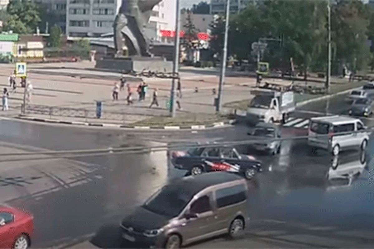 В Харькове легковушка без водителя врезалась в "Жигули" (видео)