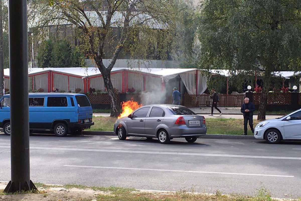 Chevrolet загорелся на Алексеевке (фото)