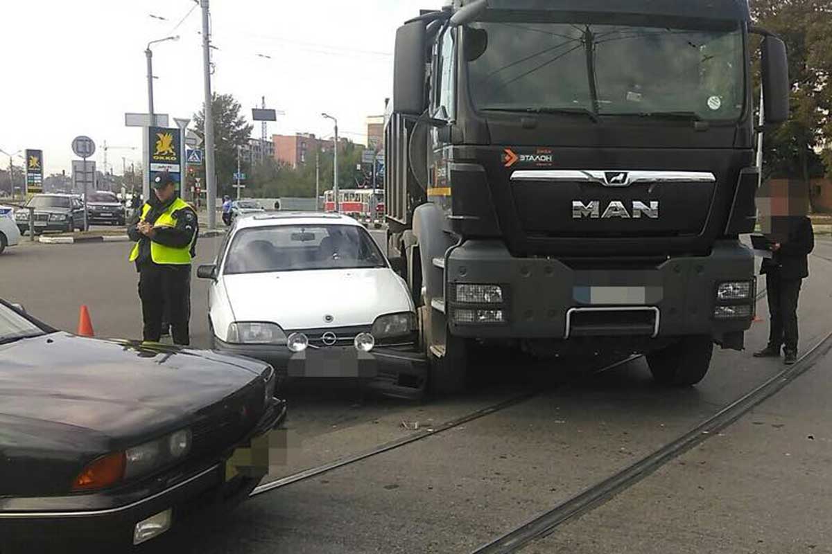 На Салтовке столкнулись Opel и грузовик (фото)