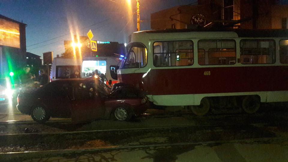 В Сети появилось видео с места ДТП, где легковушка на рельсах протаранила трамвай