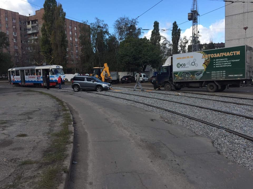 В Харькове машина застряла на рельсах (фото)