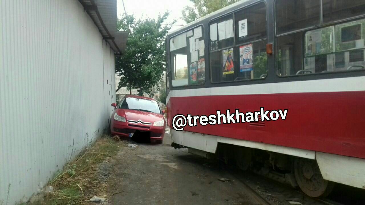 В Харькове машина заблокировала движение трамваев (фото)
