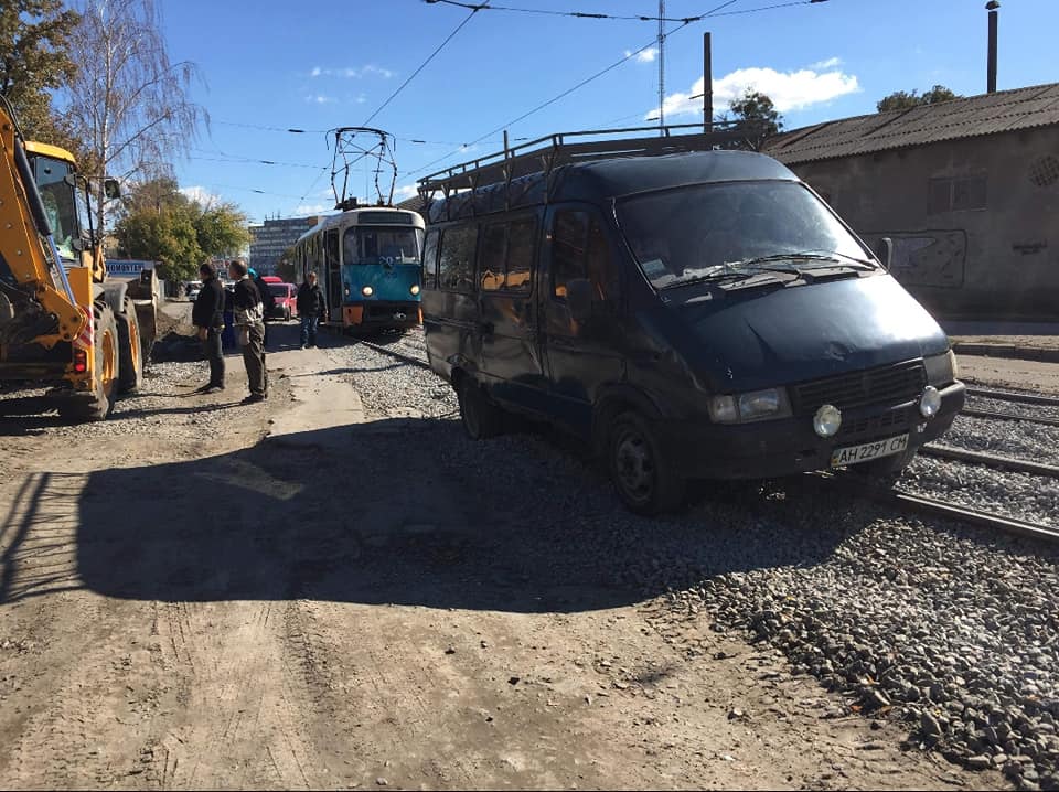В Харькове на рельсах застряли несколько машин
