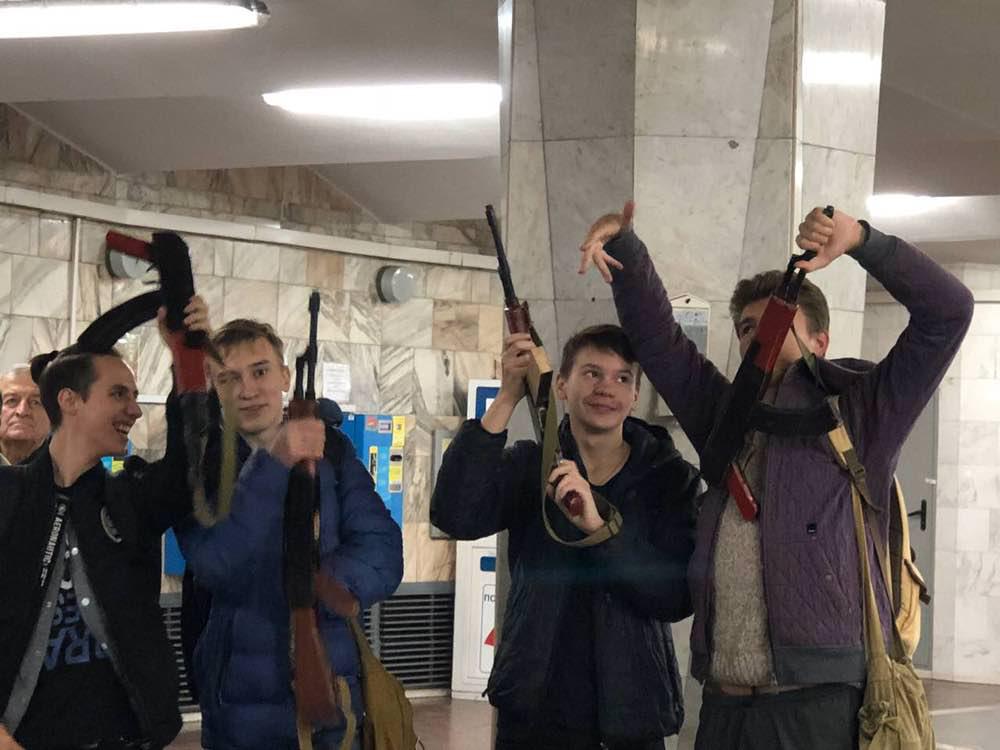 В метро пытались зайти школьники с автоматами (фото)