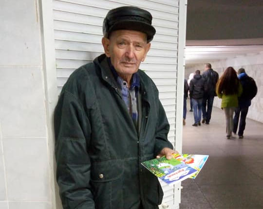 90-летнему харьковскому сказочнику волонтеры передали деньги