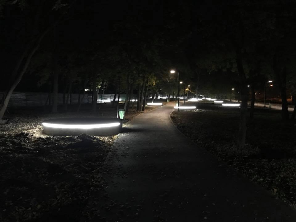 В Харькове появились светящиеся лавочки (фото)

