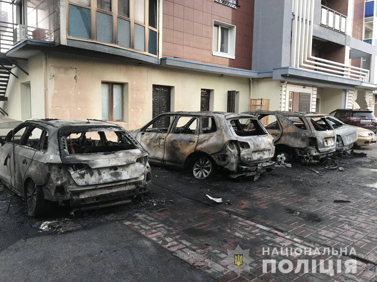 В центре сгорело несколько машин (фото, видео)
