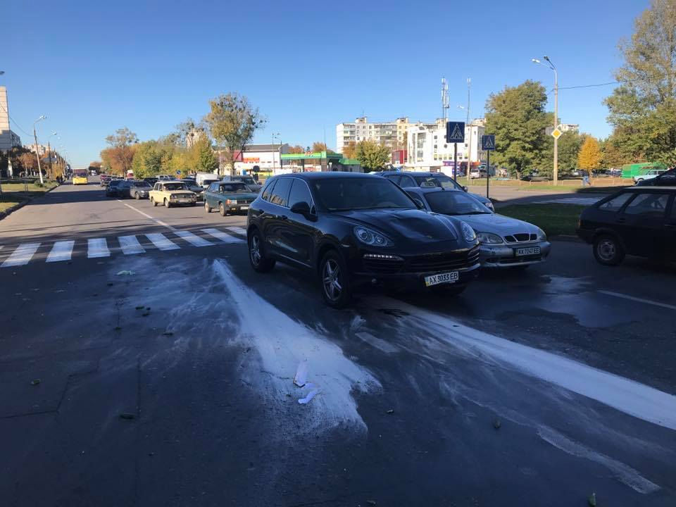 На Салтовке Porsche Cayenne сбил пешехода - соцсети (фото)
