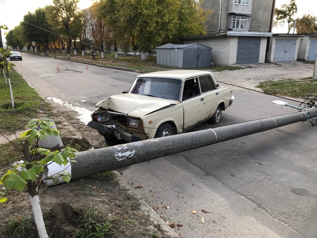 В Харькове машина влетела в столб (фото)